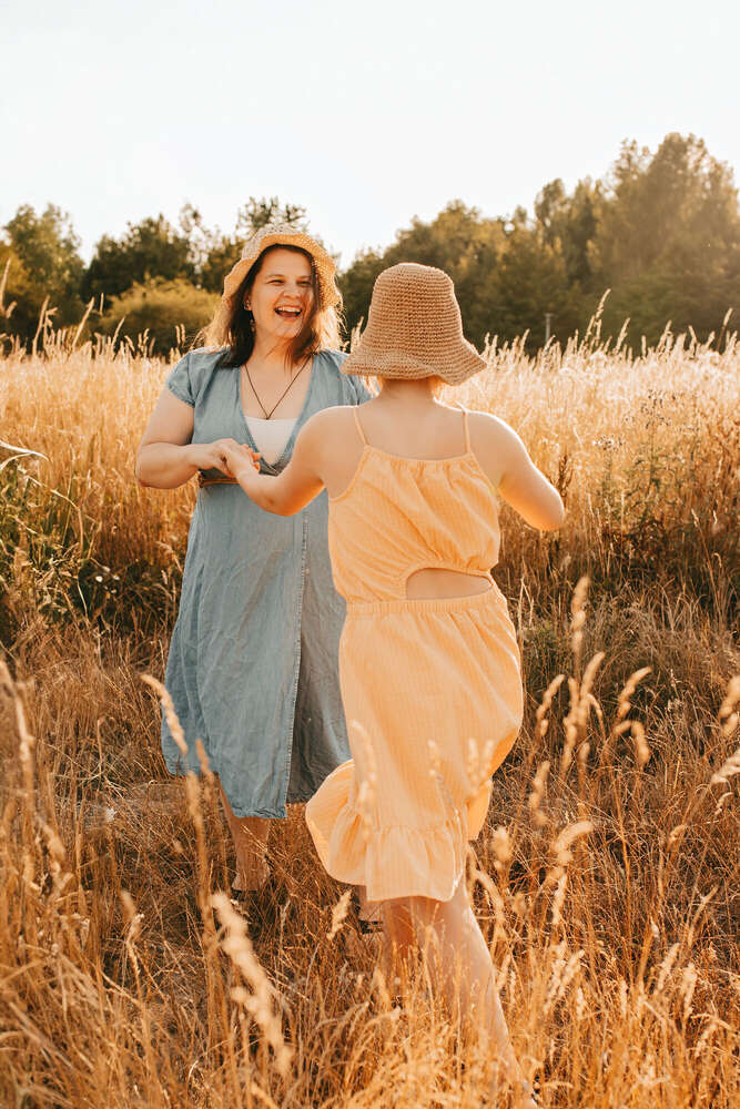 Mutter und Tochter tanzen zu ihrem Lieblingslied während des Familienshootings. (Franziska Kriening Fotografie)