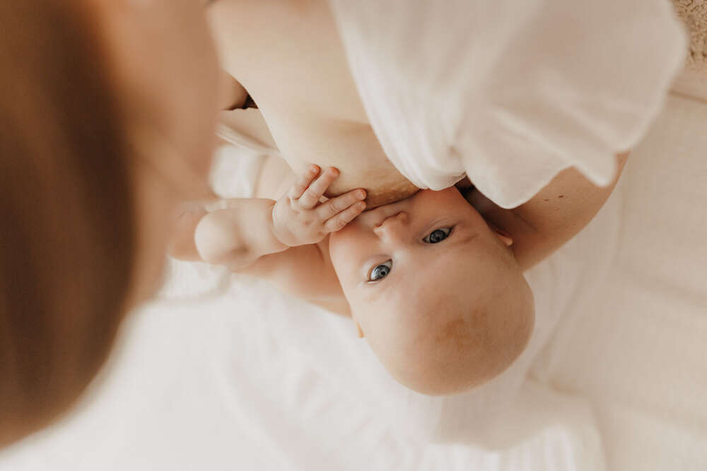 Bei Mama an der Brust (Still Fotoshooting) (Franziska Kriening Fotografie)