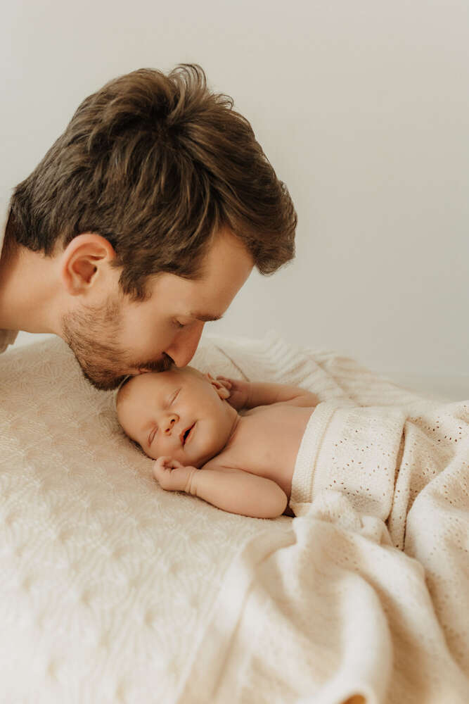 Papa und Baby Fotoshooting in Leipzig - Franziska Kriening Fotografie (Franziska Kriening Fotografie)
