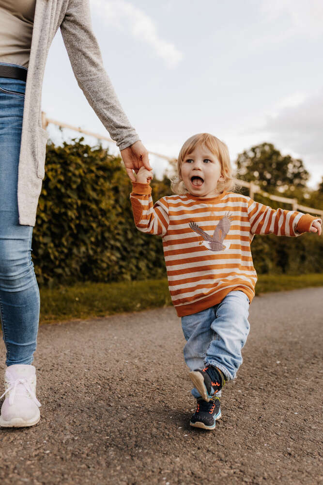 Spielerisch durch den Tag auf dem Weg zum Lieblingsspielplatz (Franziska Kriening Fotografie)