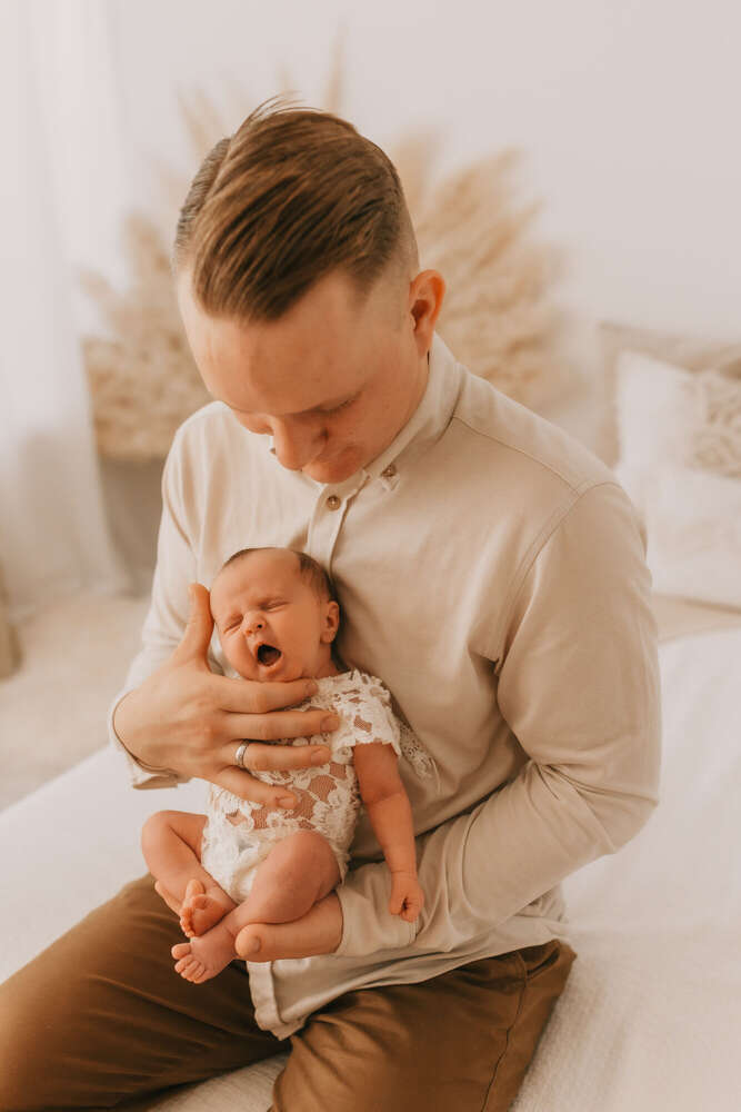 Baby und Papa - Boho Neugeborenen Fotoshooting in Leizig (Franziska Kriening Fotografie)