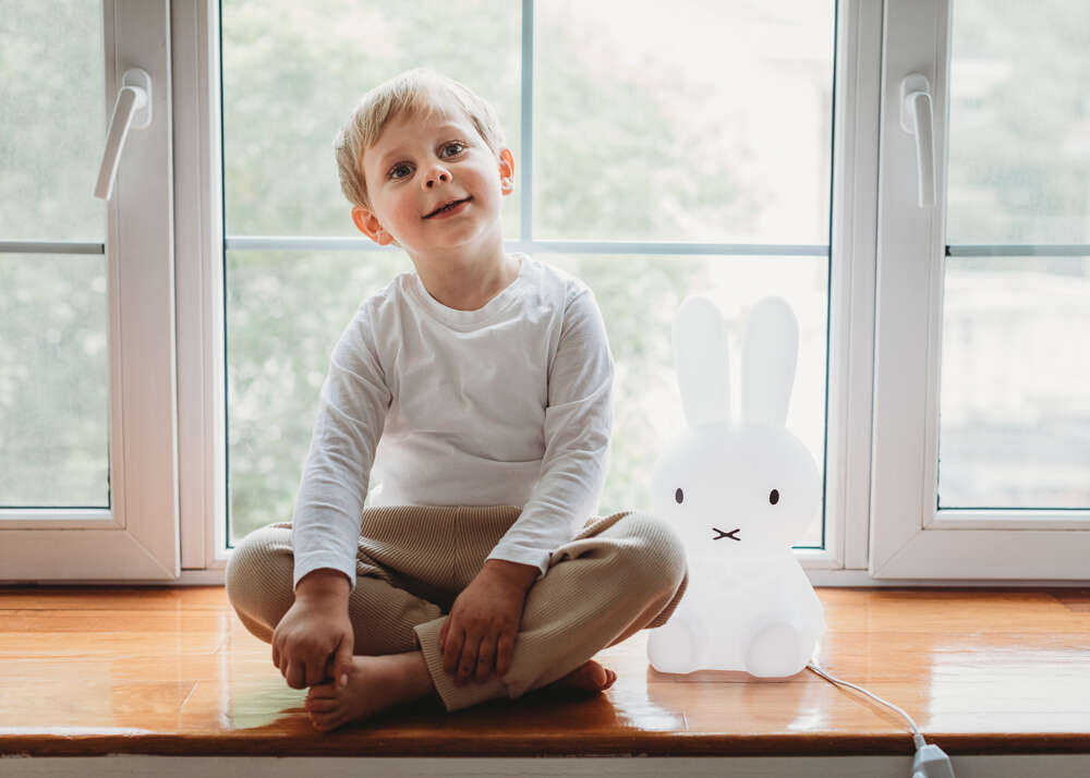 Junge am Fenster (nina tantzen photography)