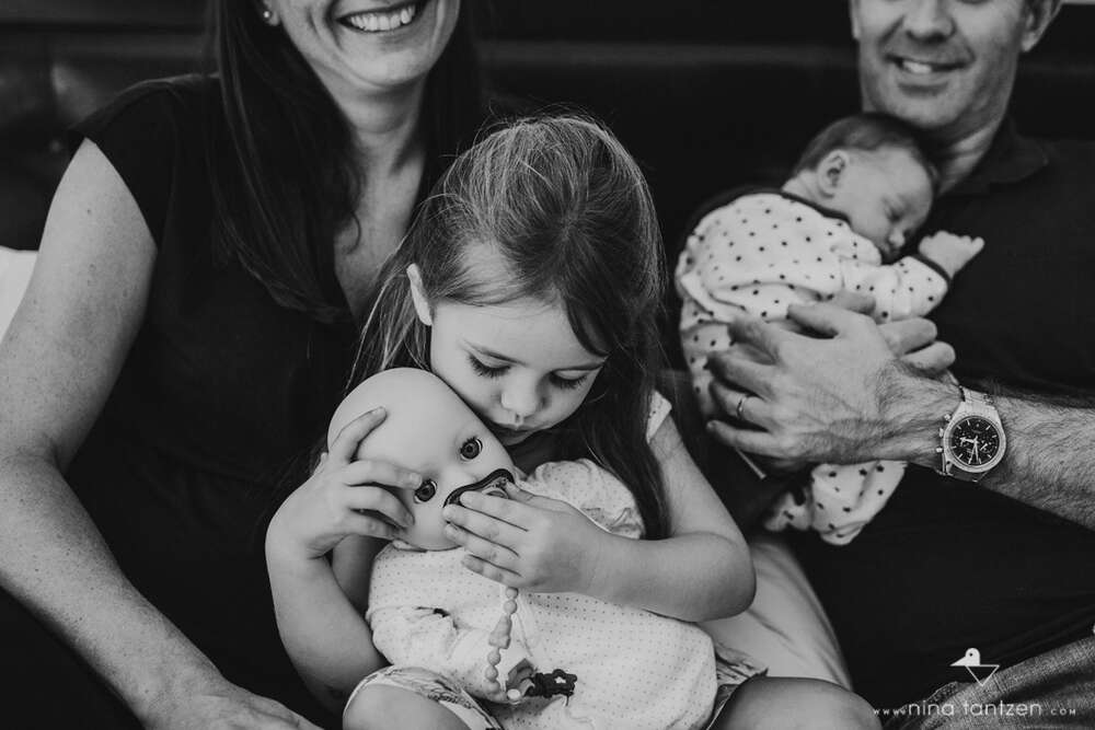 Familie mit Baby und der grossen Schwester (nina tantzen photography)