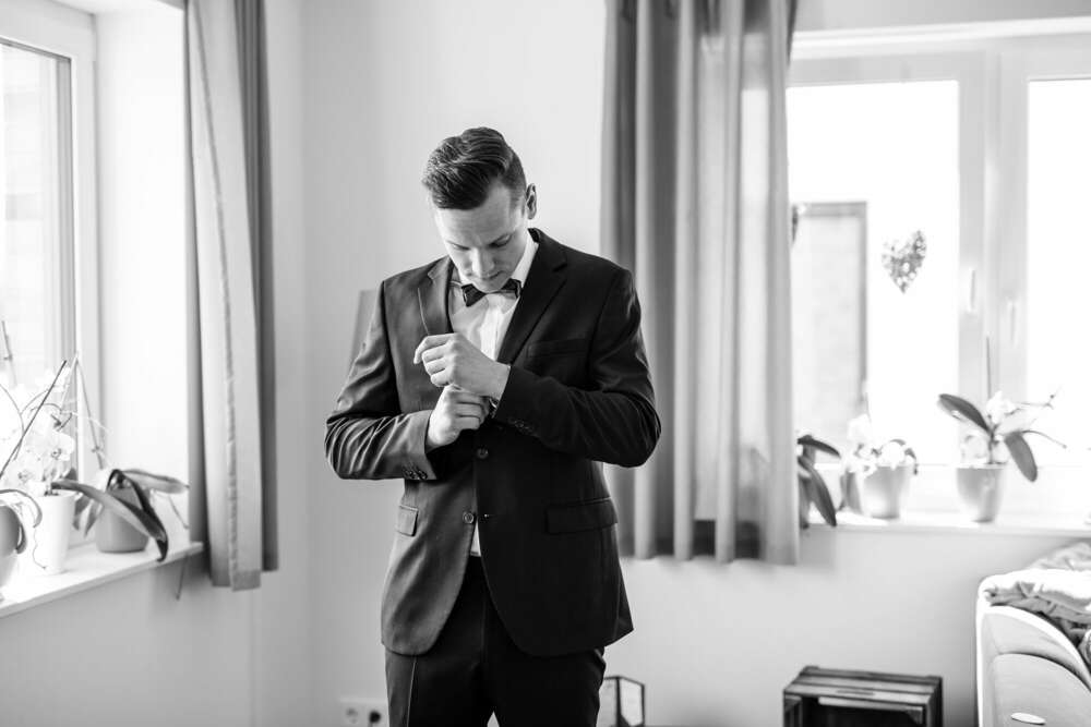 Hochzeit getting ready Bräutigam (Kim Wilde Fotografie - mobiles Fotostudio)