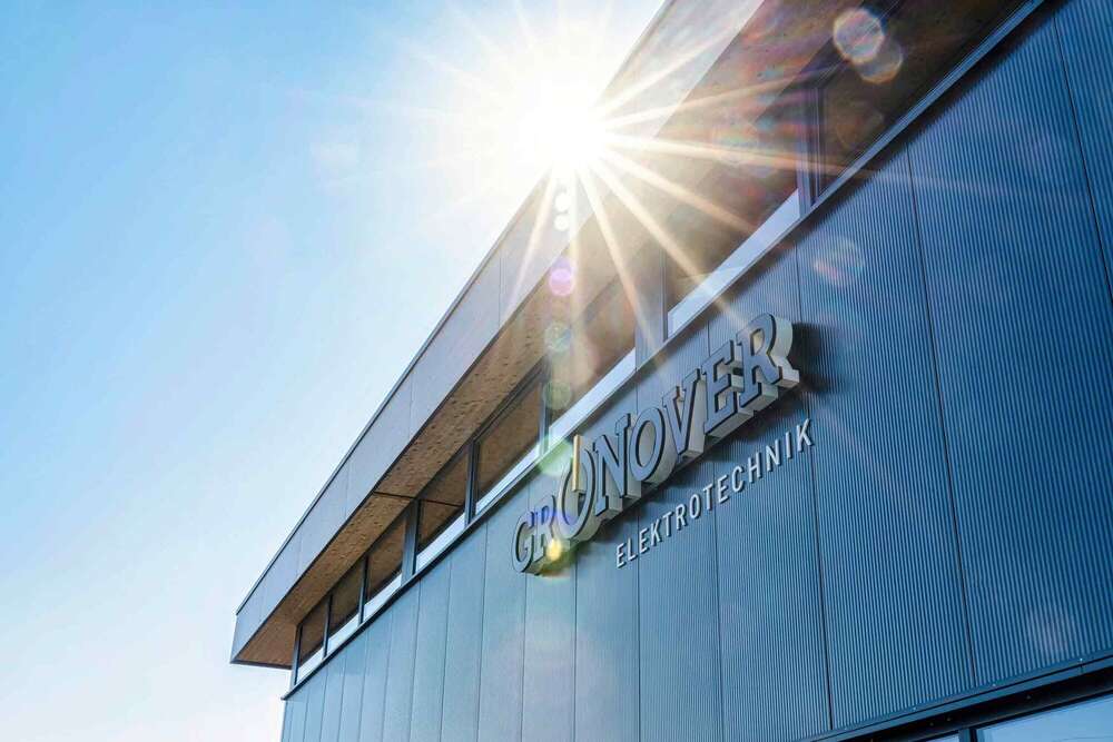 Au&szlig;enaufnahmen des Firmengeb&auml;udes (JFK Photography)