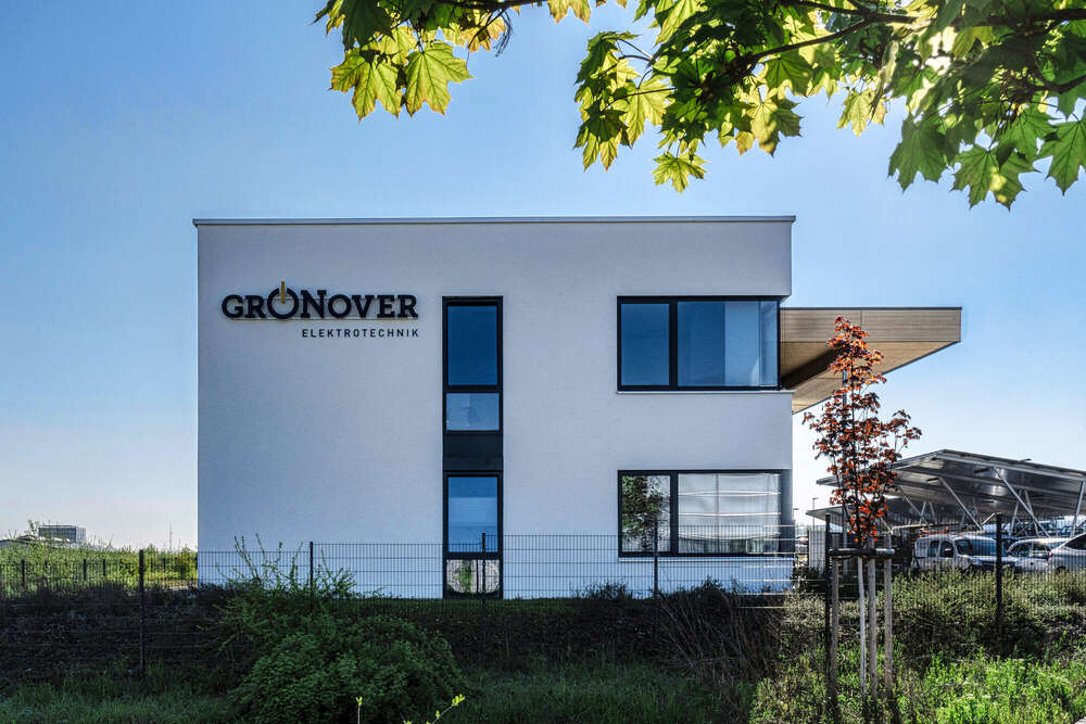 Au&szlig;enaufnahmen des Firmengeb&auml;udes (JFK Photography)