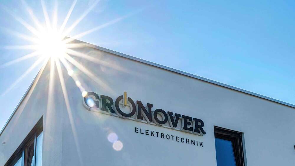 Au&szlig;enaufnahmen des Firmengeb&auml;udes (JFK Photography)