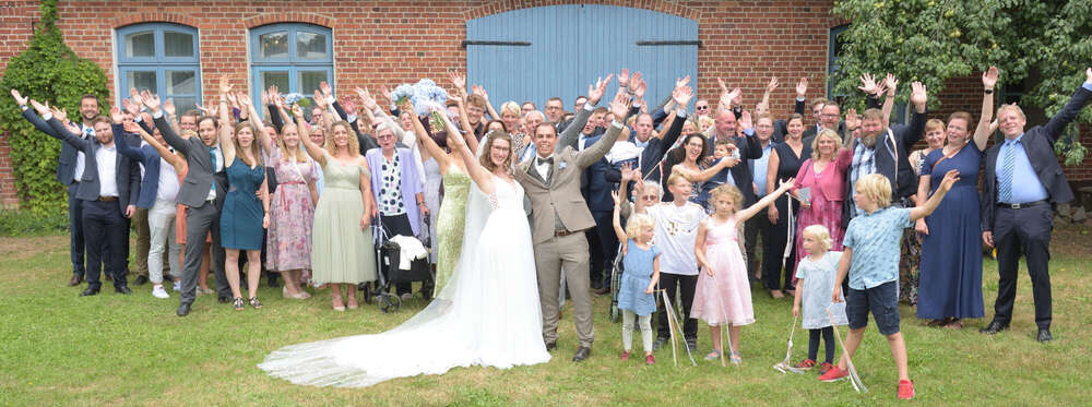 Hochzeitsgesellschaft (OpenART)