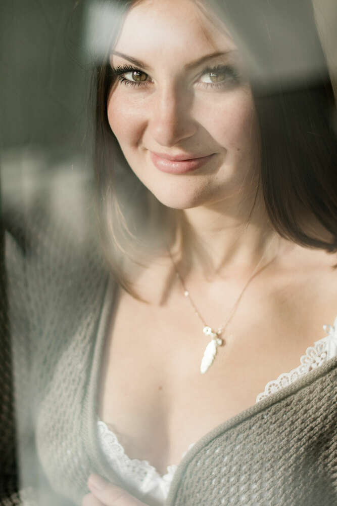 Portraitbild hinter dem Fenster (May-Pictures)