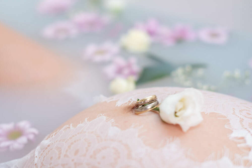 Detailbild vom Babybauch im Milchbad (May-Pictures)