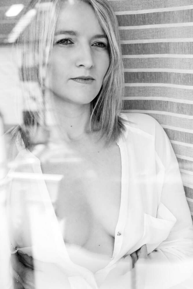 Portraitbild hinter dem Fenster (May-Pictures)