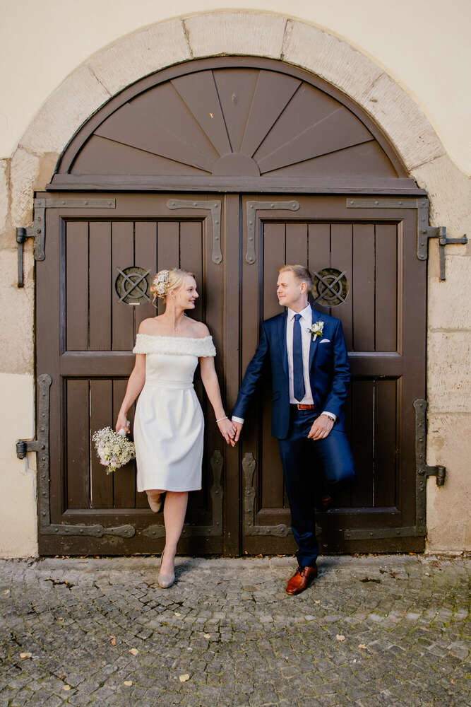 Hochzeitsbild vor der Holztür (May-Pictures)