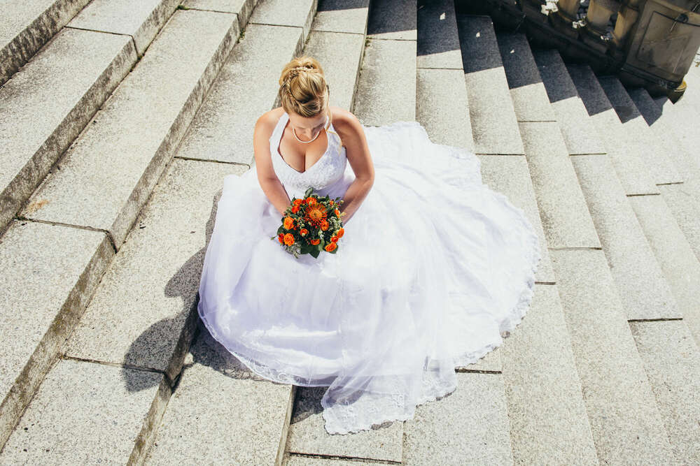 Hochzeitsbild auf der Treppe zum Schloss (May-Pictures)