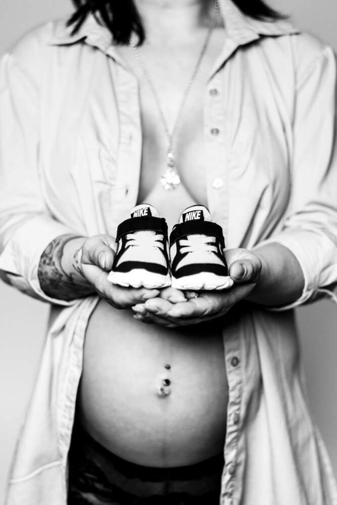 Babybauch mit Babyschuhen II (May-Pictures)