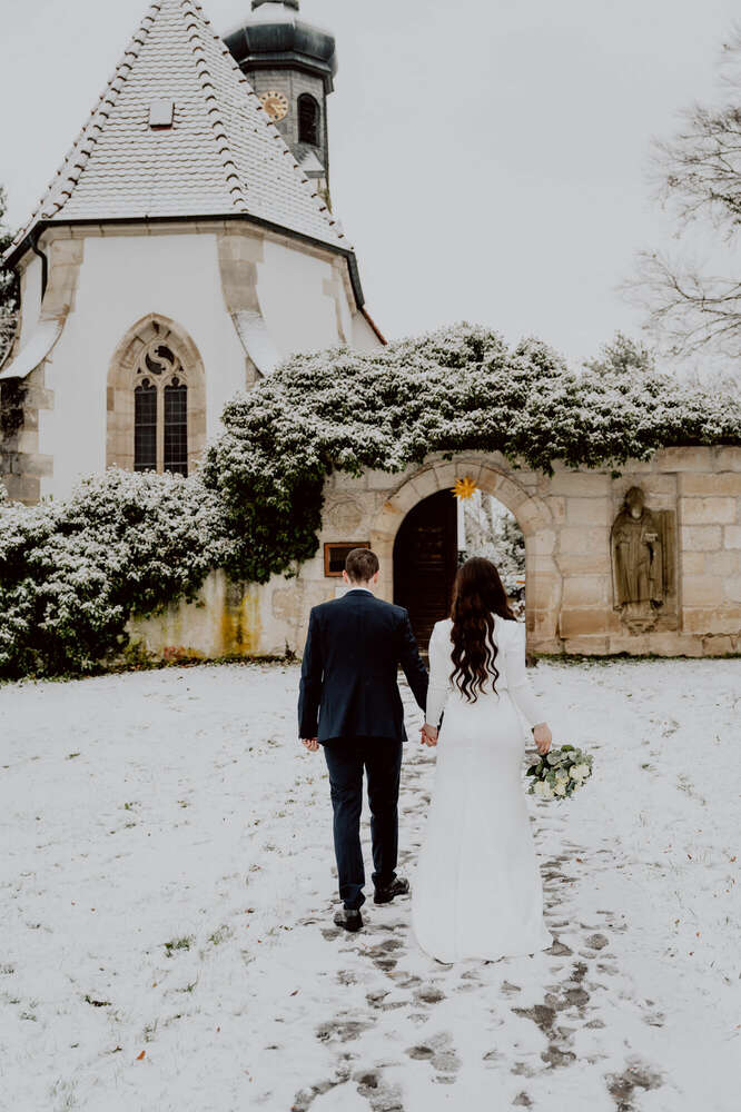 Im Schnee zur Kirche (May-Pictures)