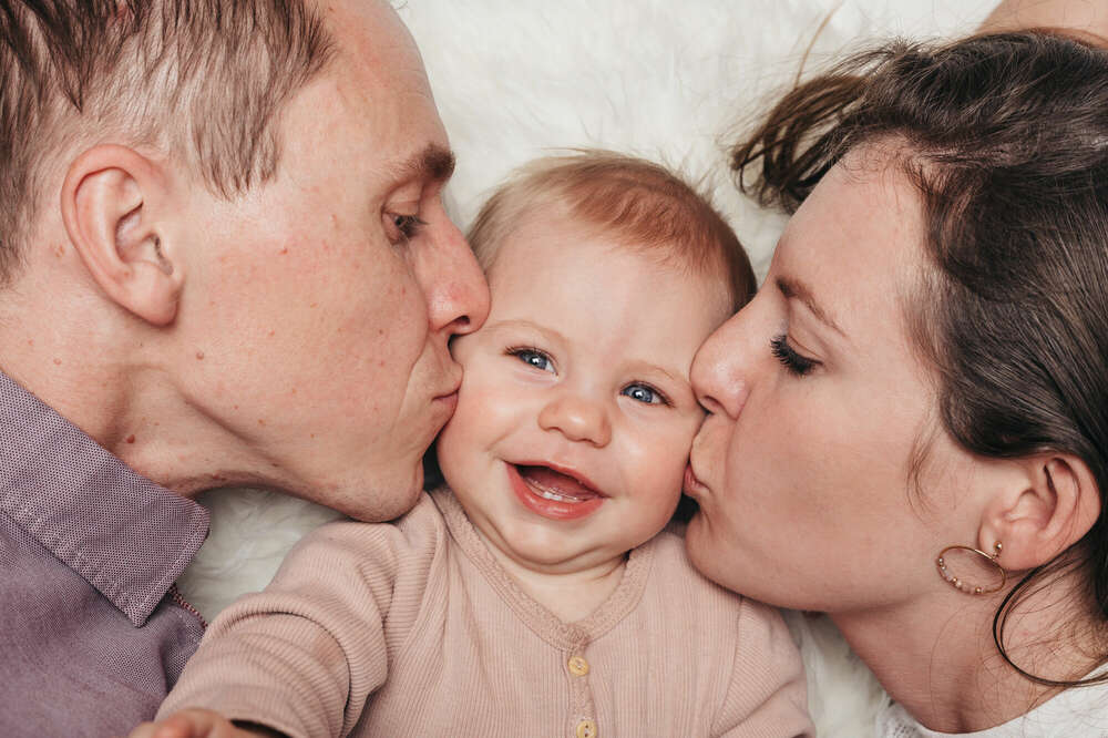 Kuss links und rechts (May-Pictures)