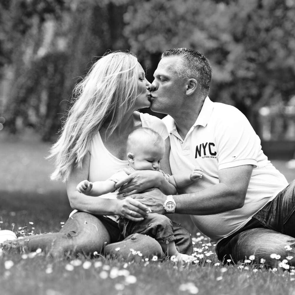 Eltern die sich küssen mit Baby. (www.susannewatrin.de)