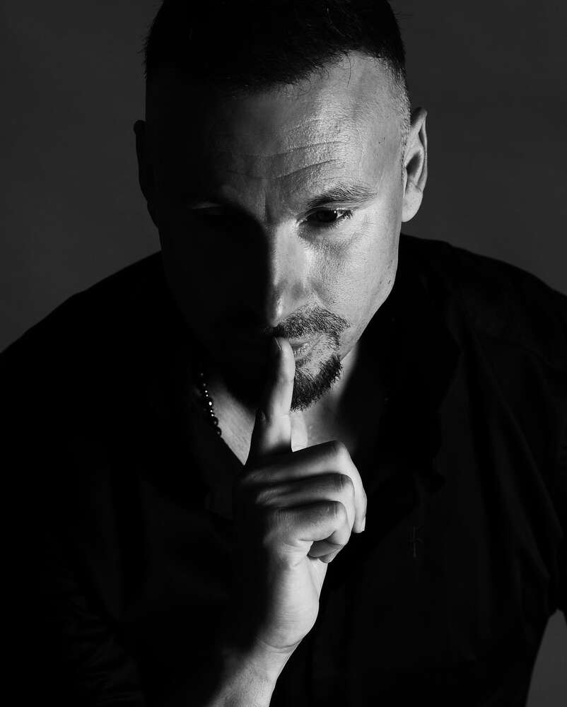 Ausdruckstarkes Männerportrait in schwarz-weiß. (www.susannewatrin.de)