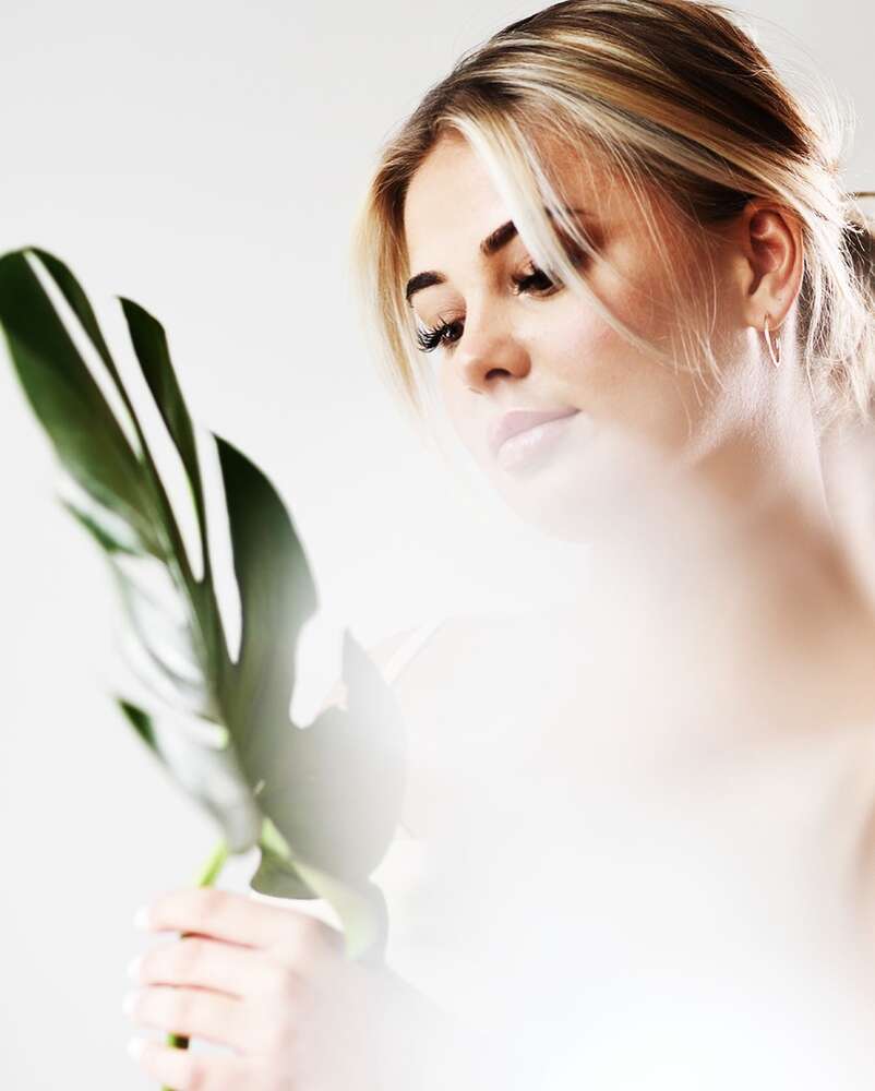 Studio Portrait mit einem großen Blatt. (www.susannewatrin.de)