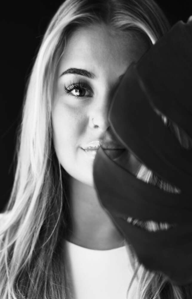Portrait in schwarz-weiß mit Blatt. (www.susannewatrin.de)