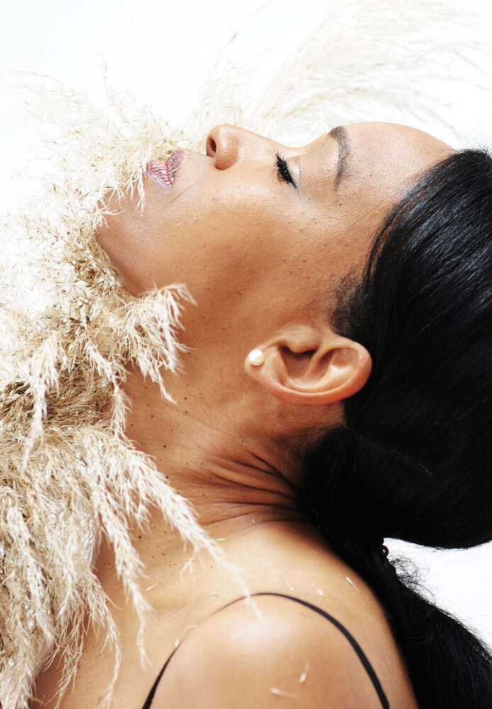 Sinnliches Portrait einer people of color die den Kopf in den Nacken legt. (www.susannewatrin.de)