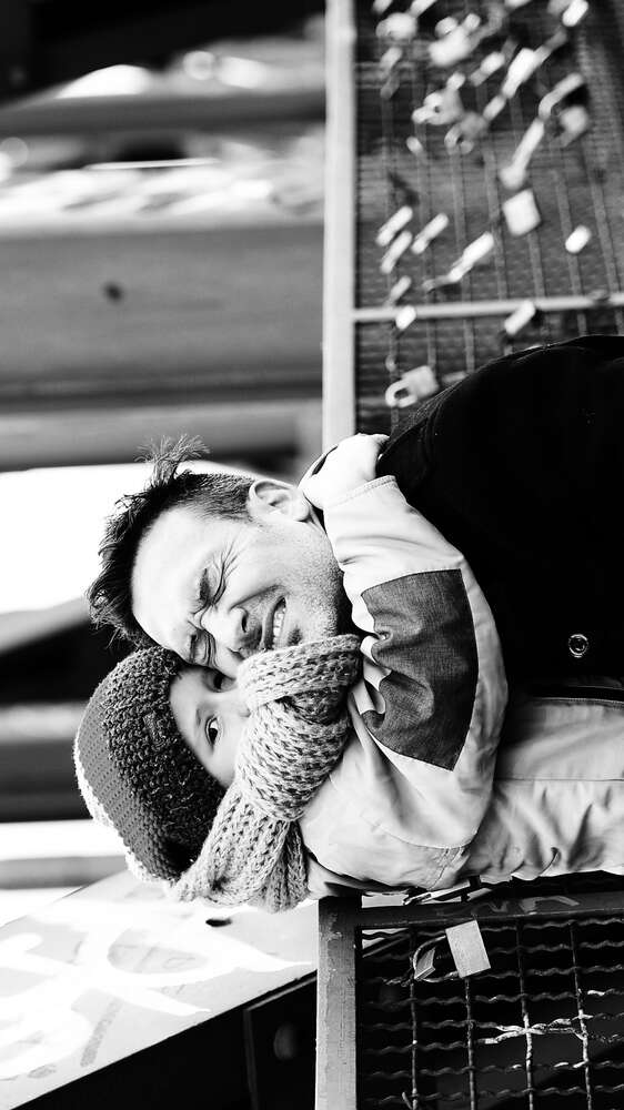 Emotionales Vater und Sohn Portrait outdoor mit Schlössern (www.susannewatrin.de)