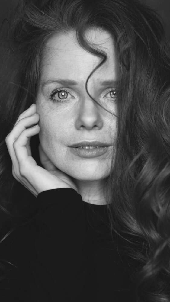 Portrait einer Frau mit Locke im Gesicht. (www.susannewatrin.de)