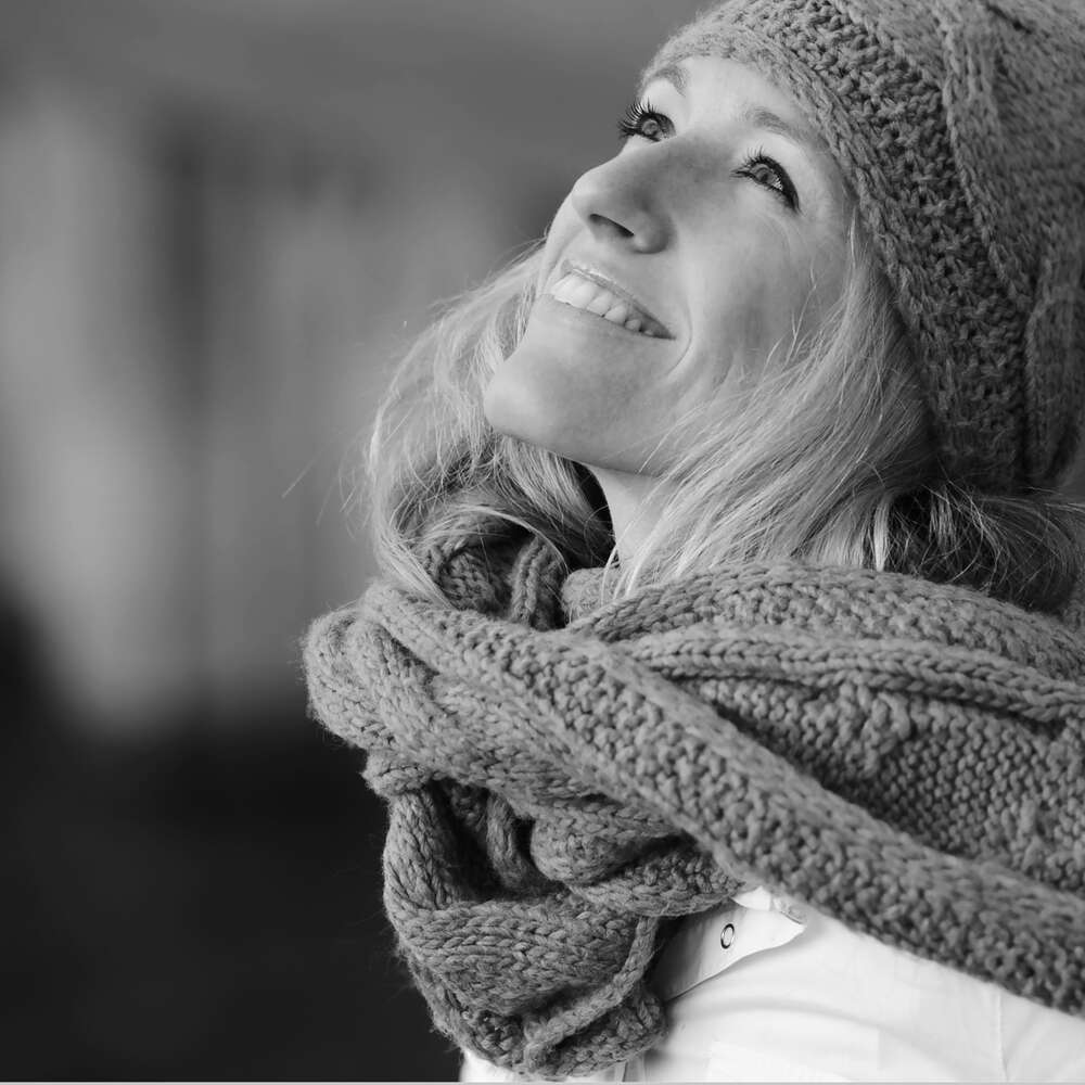 Frauen portrait mit dickem Schal. (www.susannewatrin.de)