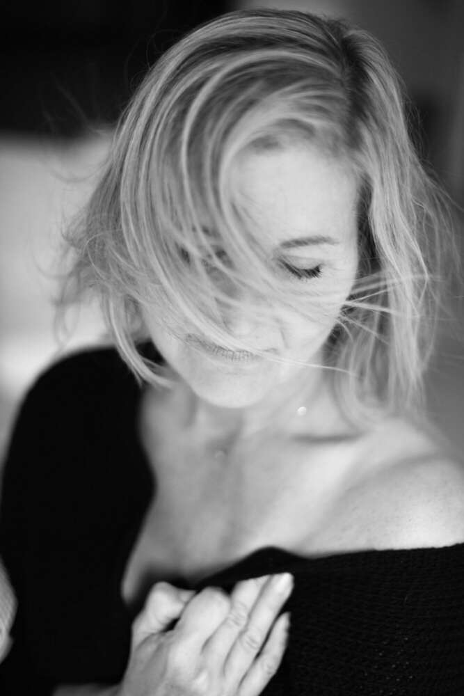 Sinnliches Portrait mit nackter Schulter. (www.susannewatrin.de)