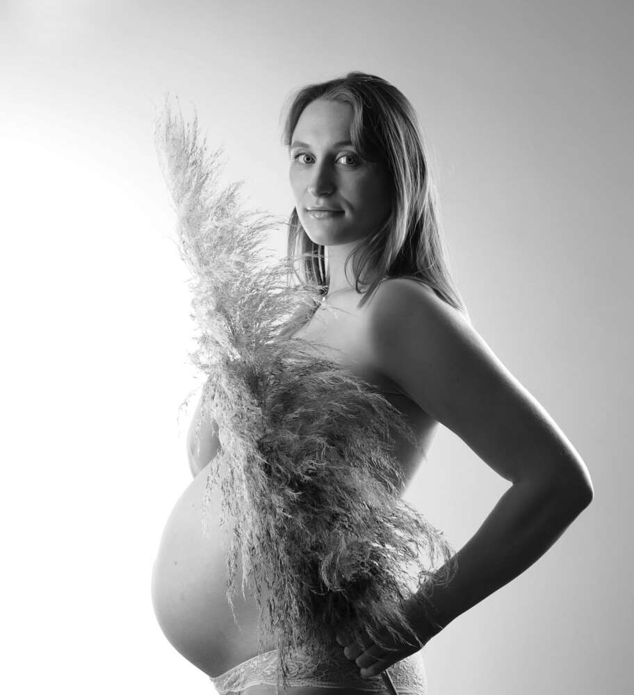 Babybauch mit Pampasgras. (www.susannewatrin.de)