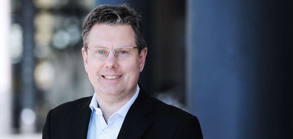 Bewerbungsfoto outdoor in Farbe. (www.susannewatrin.de)