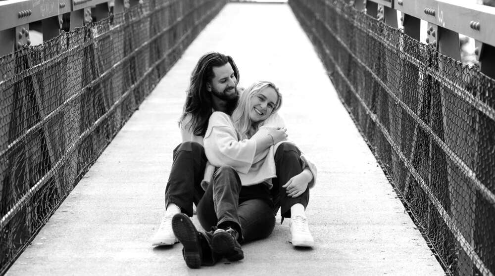 Paarshooting outdoor auf einer Brücke. (www.susannewatrin.de)