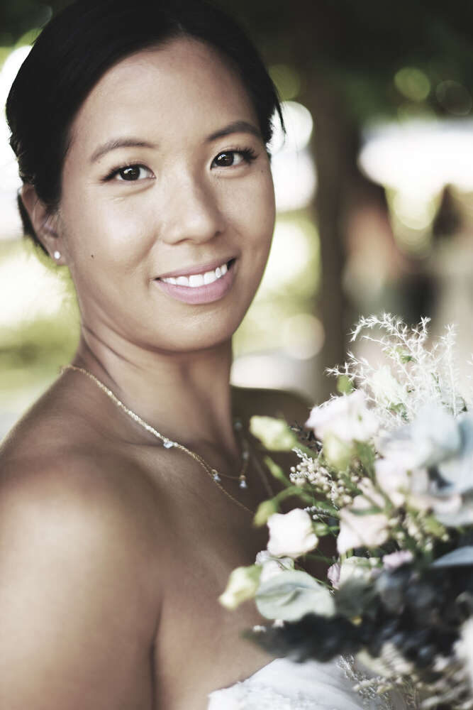 Glückliche Braut mit Strauß (www.susannewatrin.de)