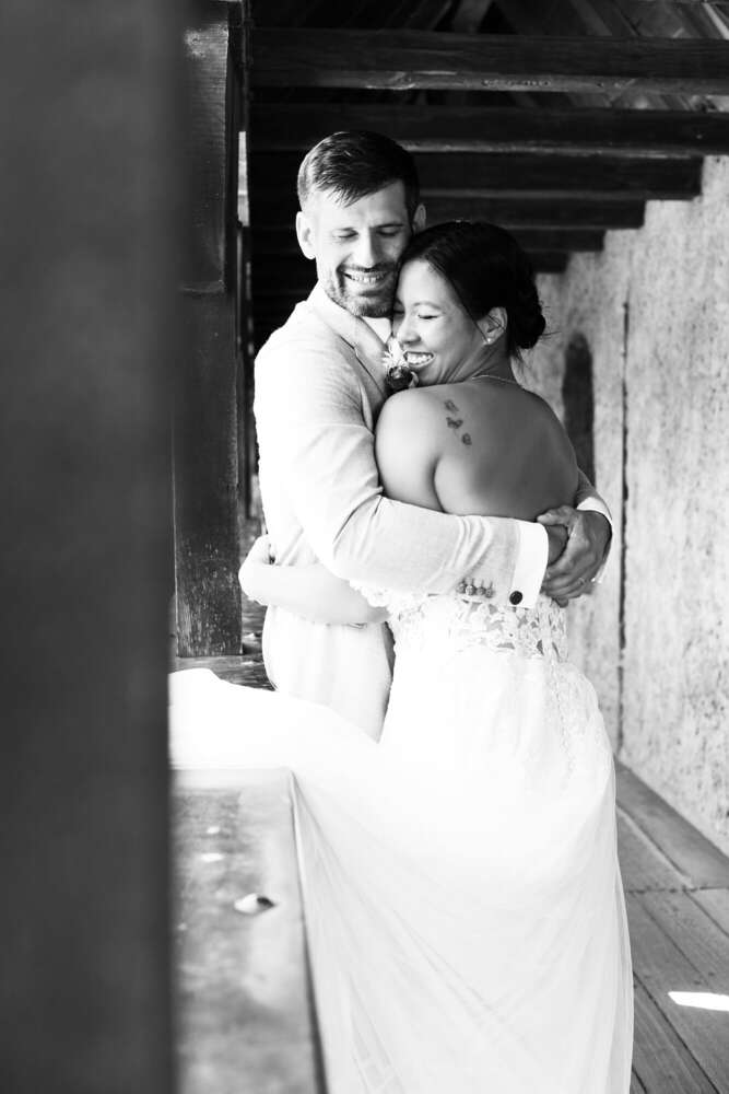 Hochzeitsfoto in Umarmung. (www.susannewatrin.de)