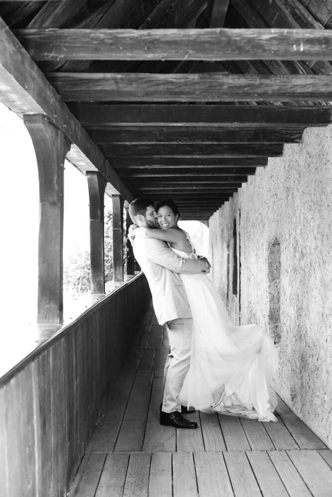 Hochzeitsfoto lachendes Paar in Umarmung. (www.susannewatrin.de)