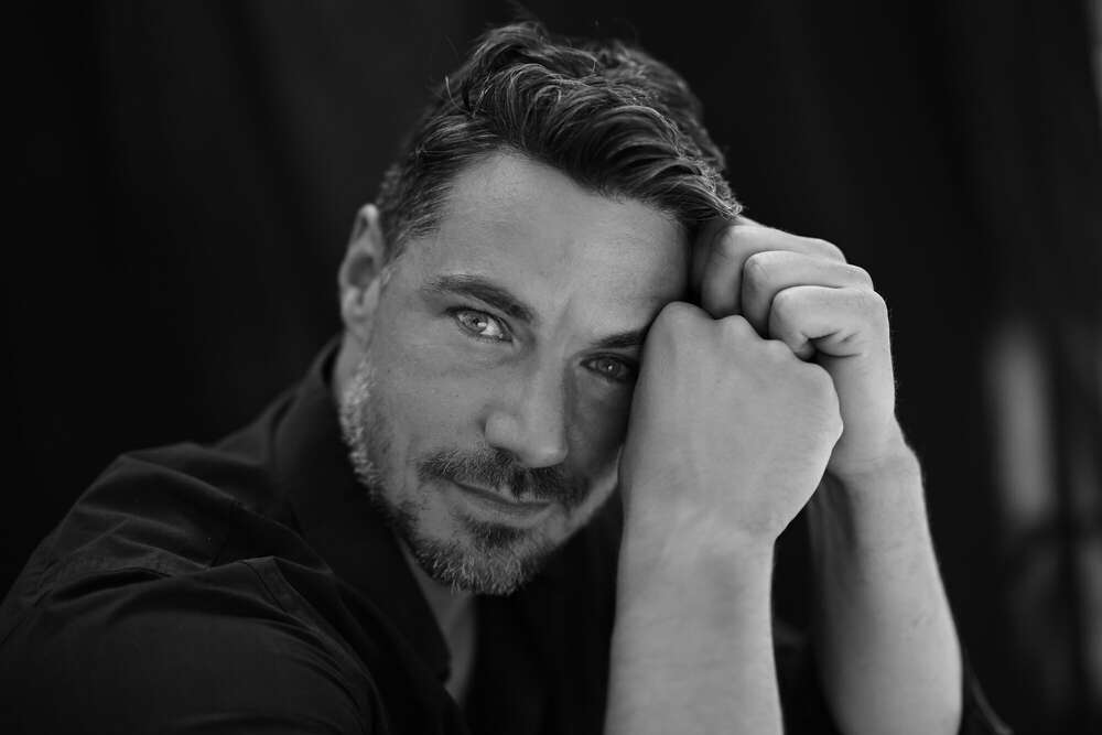 Sinnliches Männerportrait outdoor in schwarz-weiß. (www.susannewatrin.de)