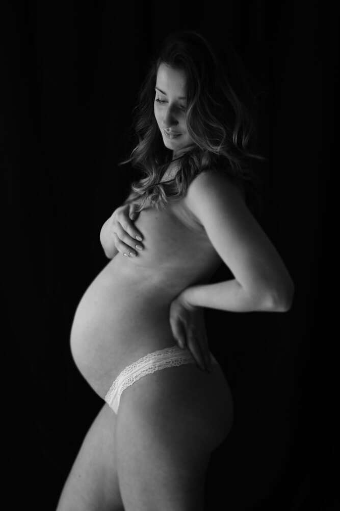 Babybauch, Foto in schwarz-weiß mit verdeckter Brust. (www.susannewatrin.de)