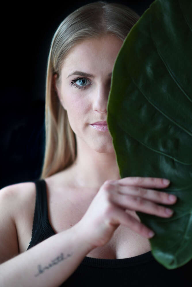Kreatives Portrait einer jungen Frau mit großem Blatt. (www.susannewatrin.de)