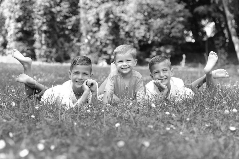 Kindergartenshooting 3 Jungen im Gras. (www.susannewatrin.de)