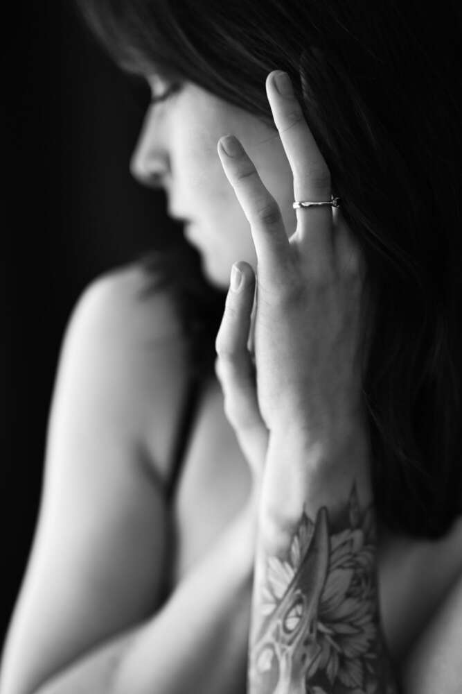 Boudoirfoto in schwarz-weiß einer Frau. (www.susannewatrin.de)