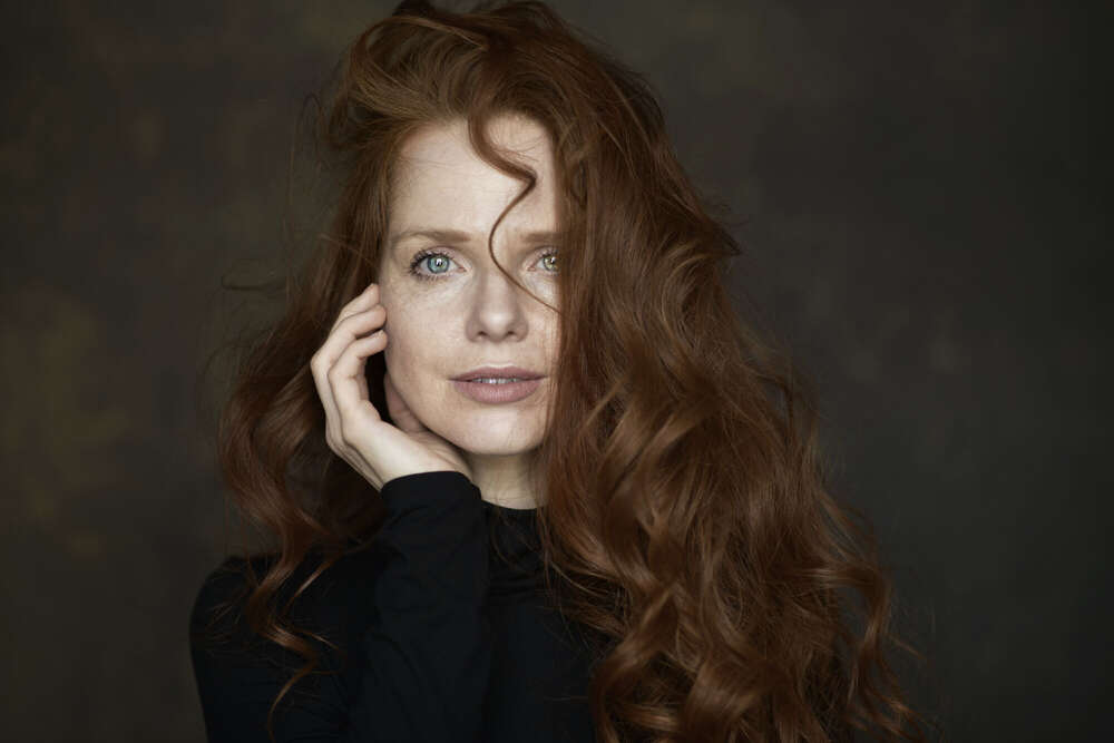 Portrait einer Frau mit langen roten Locken. (www.susannewatrin.de)
