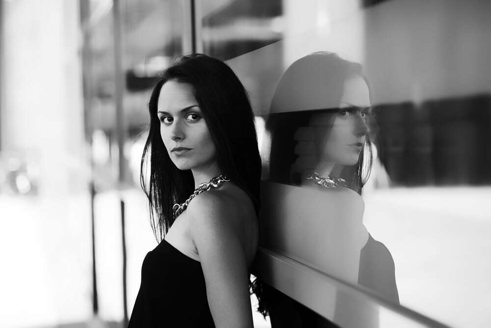 Businessportrai einer Frau in schwarz-weiß. (www.susannewatrin.de)