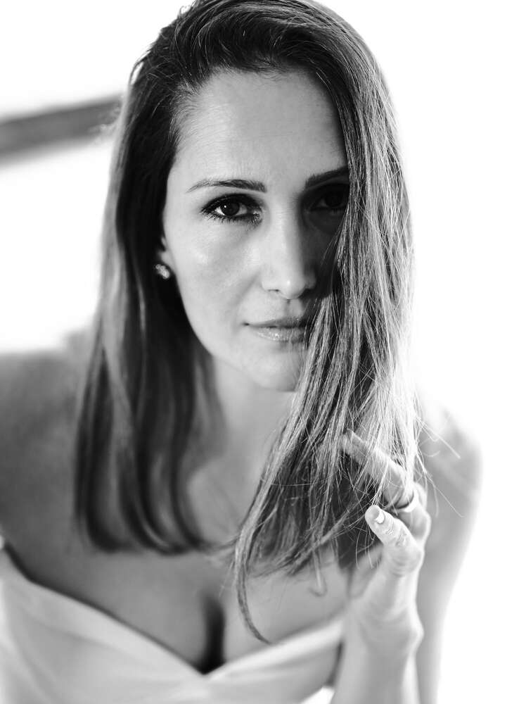 Portraitfoto in schwarz-weiß mit langem Haar. (www.susannewatrin.de)