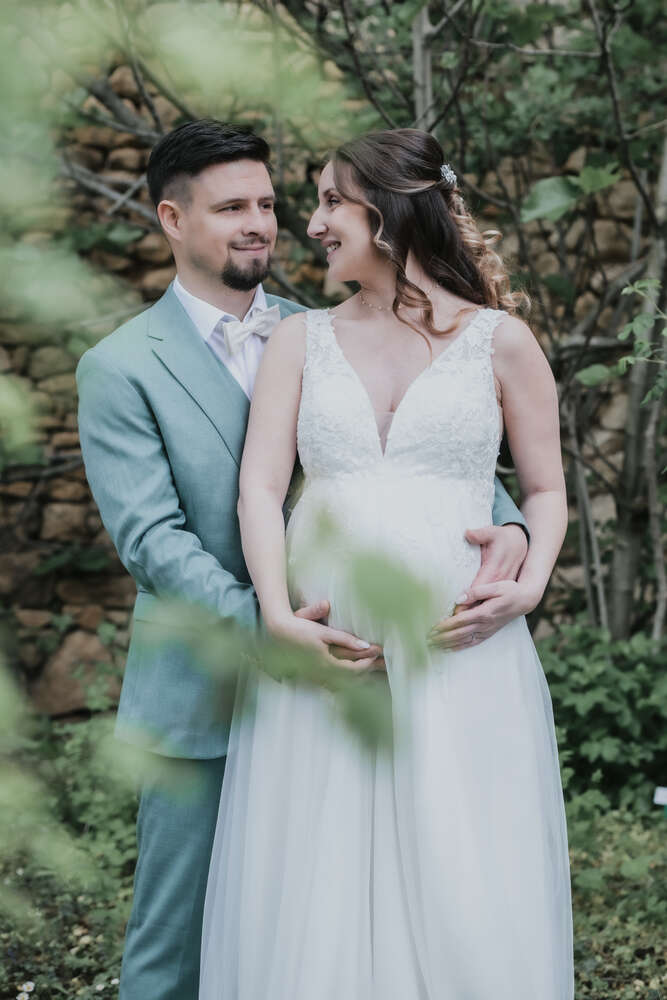 Hochzeitsfoto eines Paar mit Babybauch im Grünen. (www.susannewatrin.de)