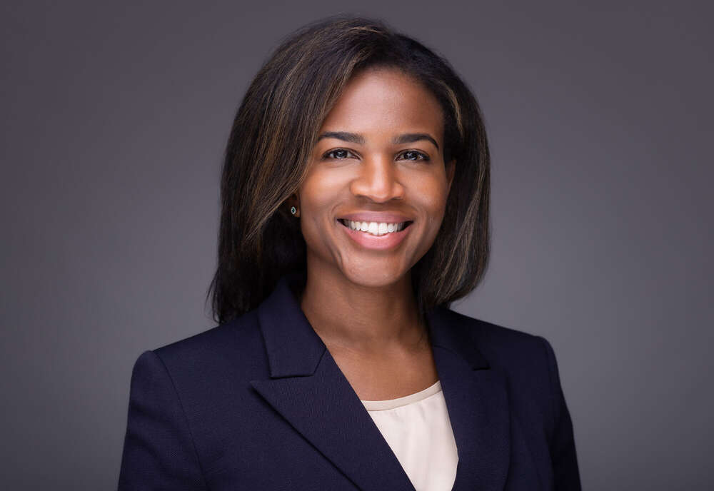 Business-Porträt einer lächelnden Geschäftsfrau in formeller Kleidung. (Headshot Master)