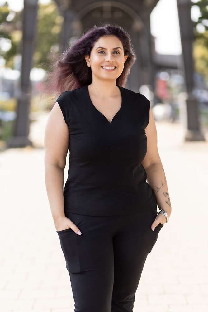 Portrait einer lächelnden, jungen Frau. (Headshot Master)