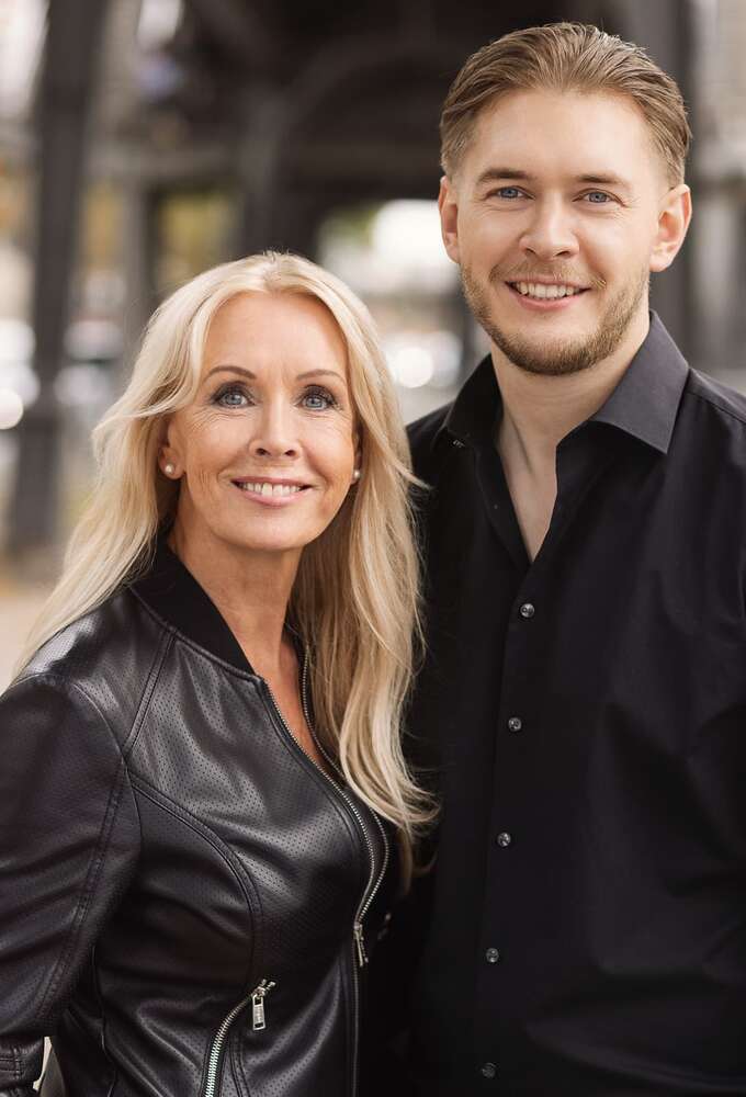 Herzliches Mutter-Sohn-Portrait Unterwegs in Urbaner Umgebung in Lederjacke und Hemd.	 (Headshot Master)