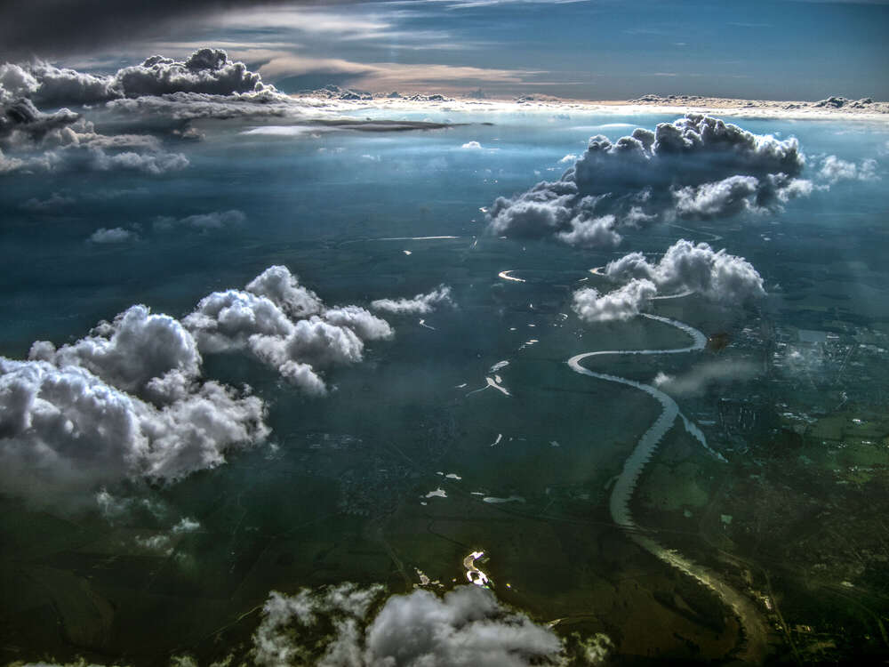 Wasser Licht Wolken (FlugBild)