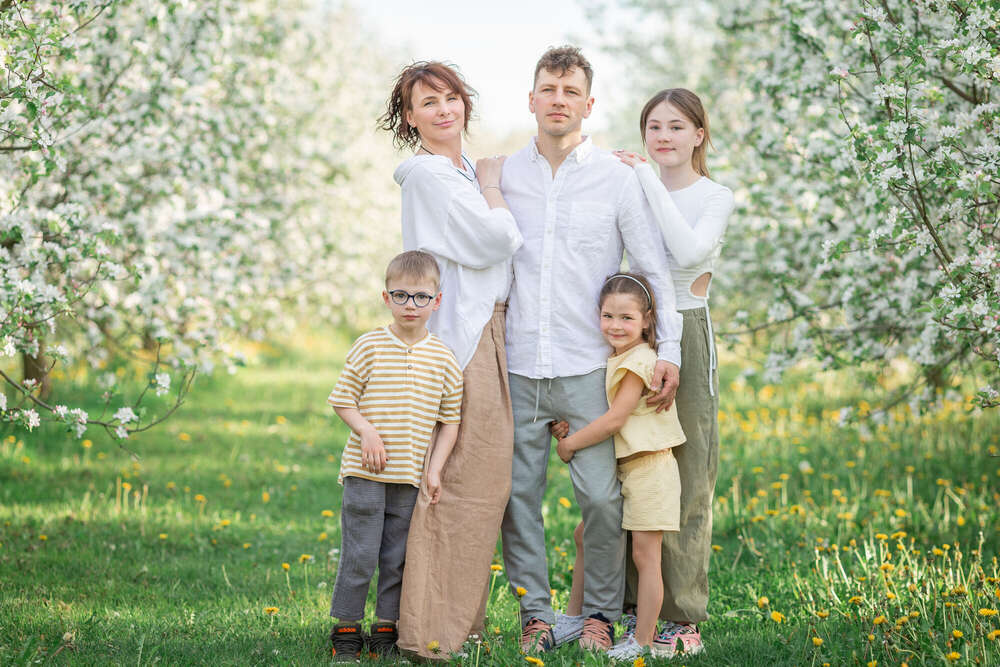 Ein Familienausflug im Apfelgarten (Zhukovaphotography)