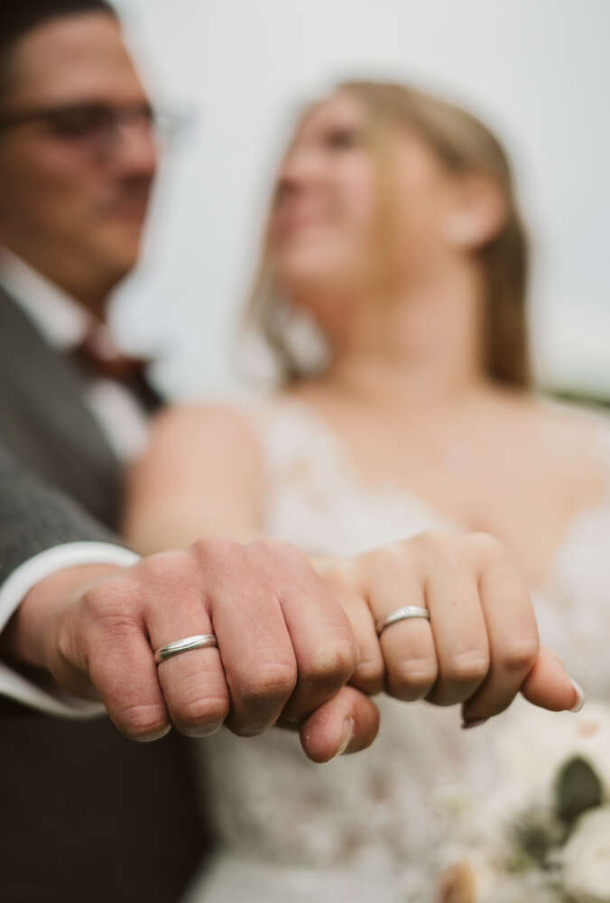 Brautpaar mit ihren Ringen  (VisCons Media GmbH)